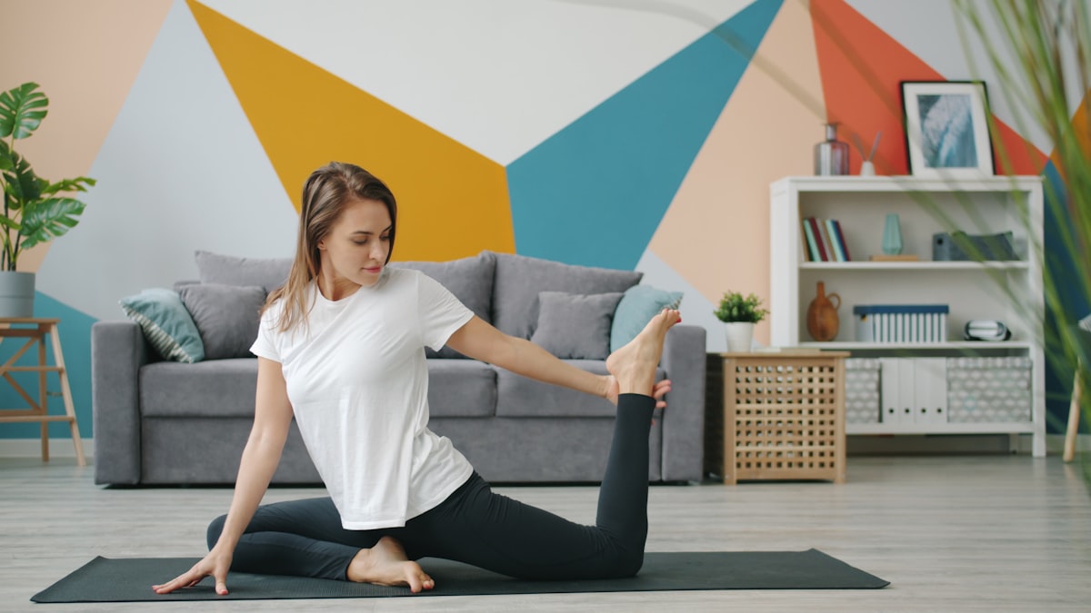 Yoga gyakorlat ablak mellett